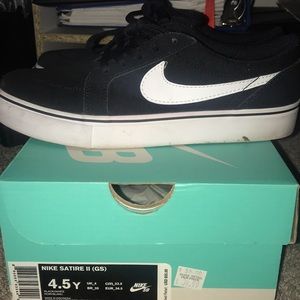 Nike satire shoes size 4.5 great condition!